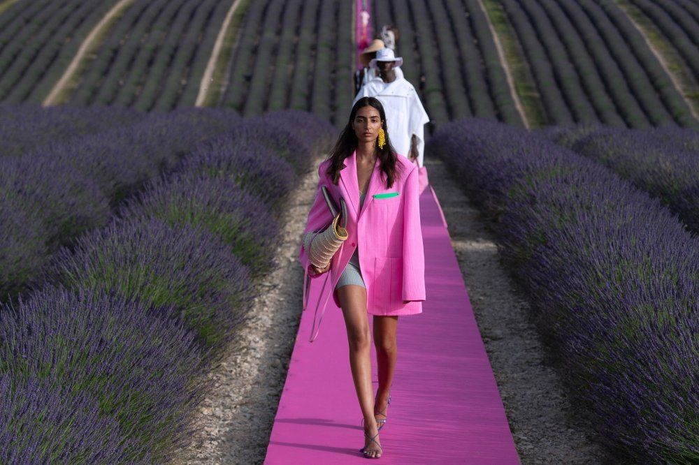 Najčešće se najveći modni trendovi donose prema onome što velike modne kuće predlože kroz svoje modne revije. …